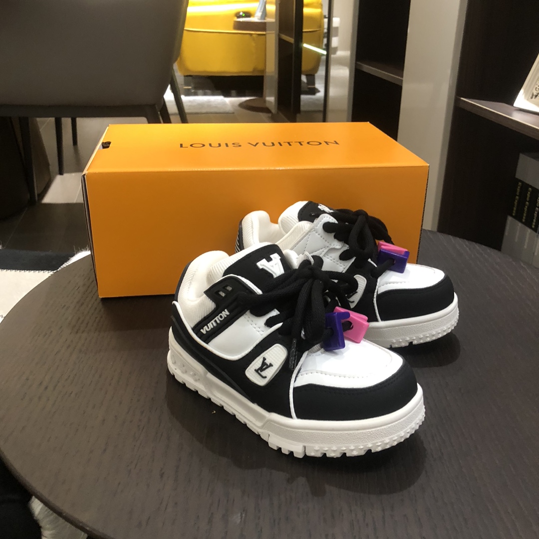 Children's shoes child